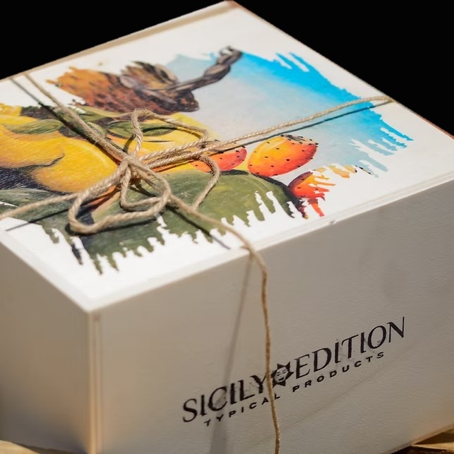 Special Box in legno con illustrazione siciliana di fichi d'India e agrumi, chiusa con lo spago